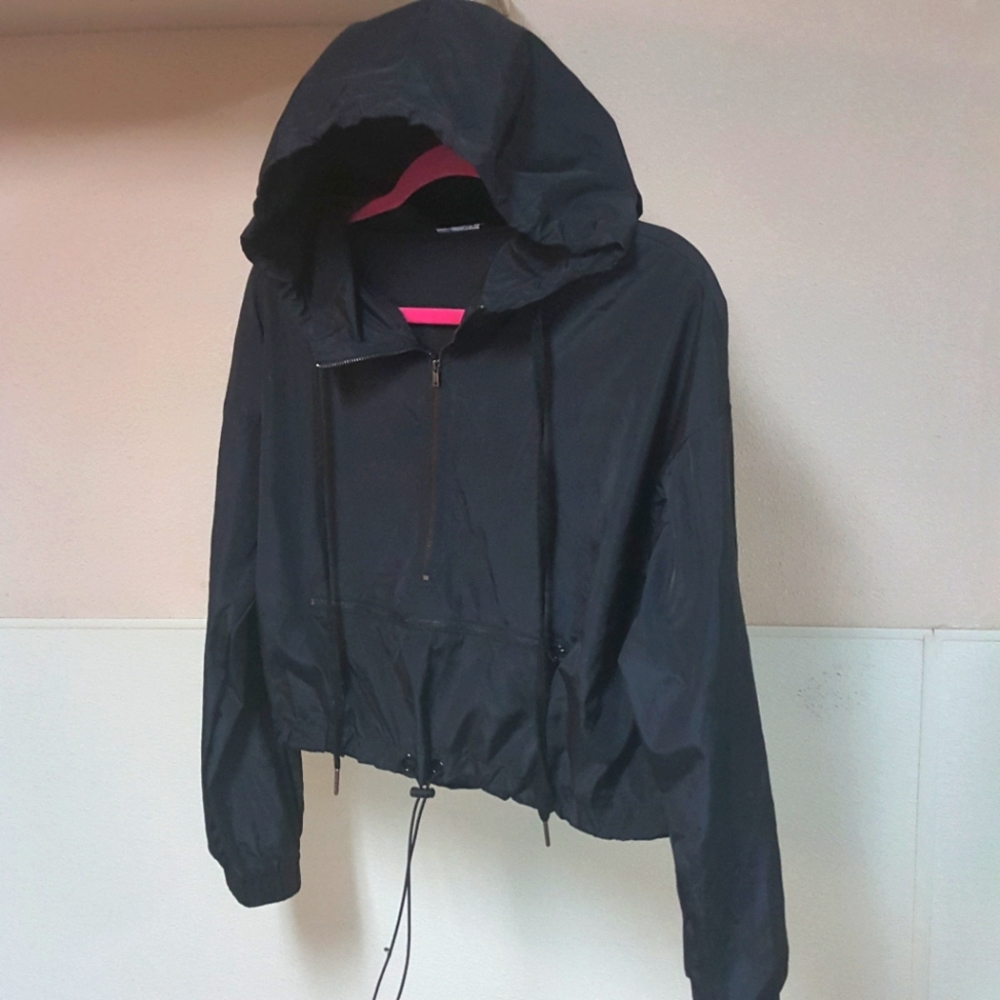 S FASHION NOVA LIGHTWEIGHT BLACK CROPPED WINDBREAKER TOP W MOCK KANGAROO POCKET